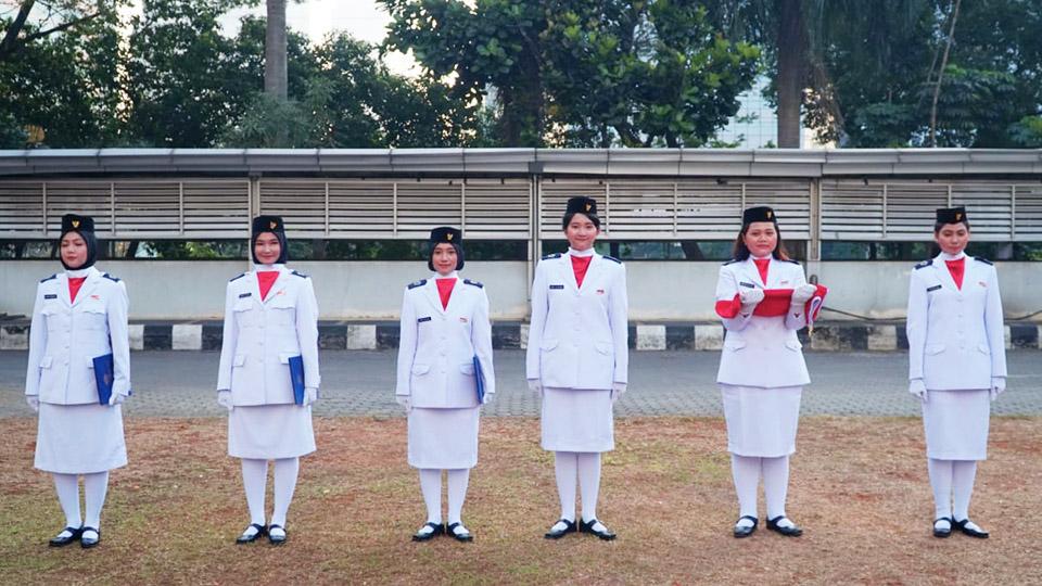 Petugas pembaca pembukaan UUD 1945, naskah Pancasila, dan sejarah Hari Pajak, serta petugas pengibar Bendera Merah Putih. (foto: DJP)