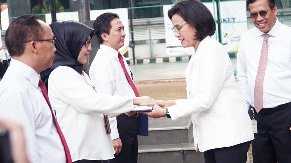 Pemberian penghargaan kepada 4 kantor pajak terbaik, yakni Kanwil DJP Bengkulu dan Lampung, KPP Batam, KPP Pratama Cikupa, dan KPP Pratama Jakarta Gambir 3 (foto: DJP)