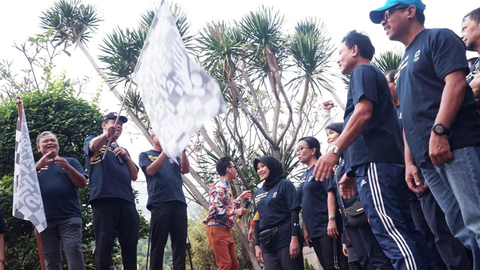 Bertepatan dengan peringatan Hari Pajak 14 Juli, Ditjen Pajak (DJP) menyelenggarakan jalan santai dan senam kebugaran. Dirjen Pajak Robert Pakpahan (tengah) membuka acara jalan santai, Minggu (14/7/2019). (foto: DJP)