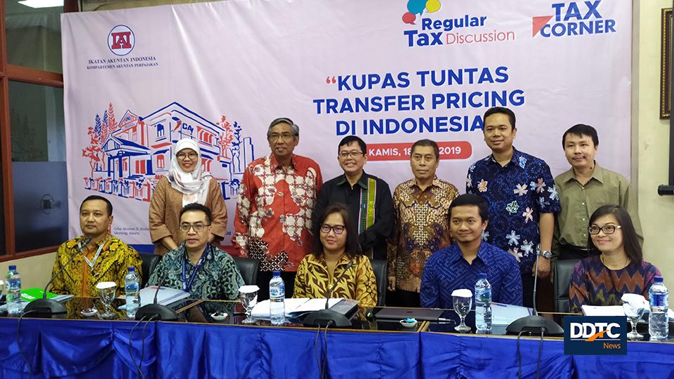 Sesi foto bersama Wakil Menteri Keuangan Mardiasmo dengan seluruh narasumber beserta moderator.