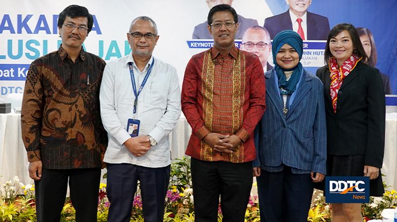 Sesi foto bersama antara jajaran pengurus ATPETSI dengan Direktur Penyuluhan, Pelayanan,  dan Humas DJP Hestu Yoga Saksama dalam Lokakarya Inklusi Pajak di Menara DDTC.