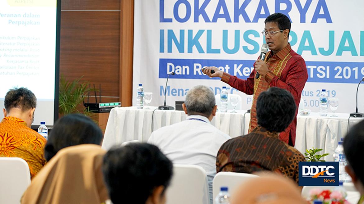 Direktur Penyuluhan,  Pelayanan, dan Humas DJP Hestu Yoga Saksama menyampaikan keynote speech dalam acara ATPETSI terkait Inklusi Pajak di Menara DDTC.