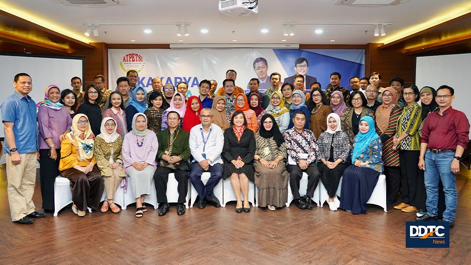 Sesi foto bersama setelah rapat kerja ATPETSI 2019 di Menara DDTC. 