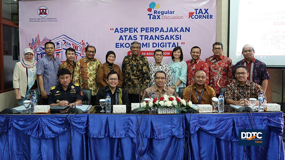 Sesi foto bersama Wakil Menteri Keuangan Mardiasmo dengan narasumber dan jajaran IAI KApj.