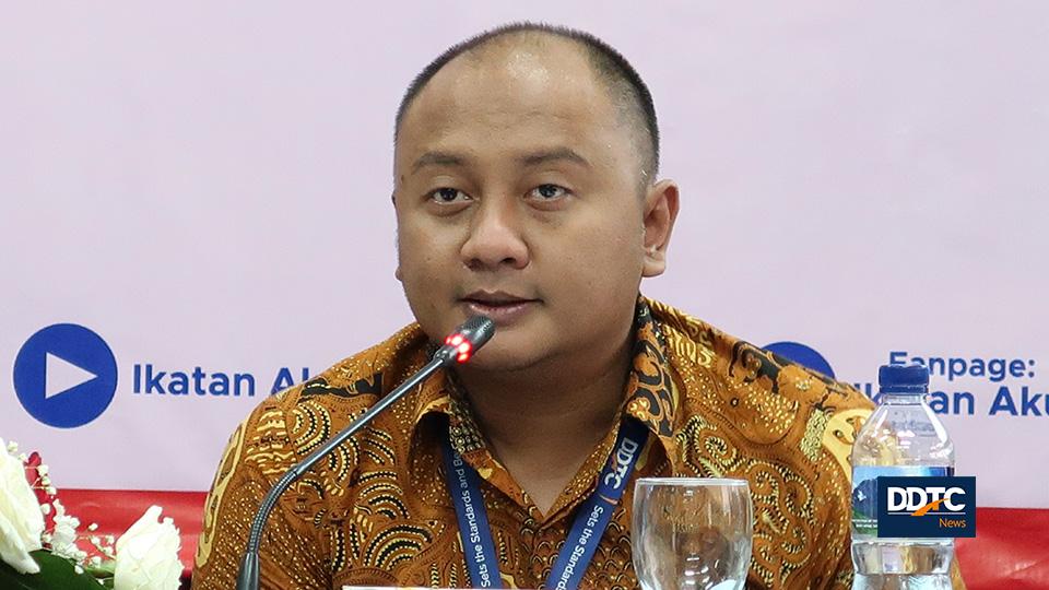 Partner Research dan Training DDTC B. Bawono Kristiaji menyampaikan materi dalam diskusi bertajuk "Aspek Perpajakan Atas Transaksi Ekonomi Digital".