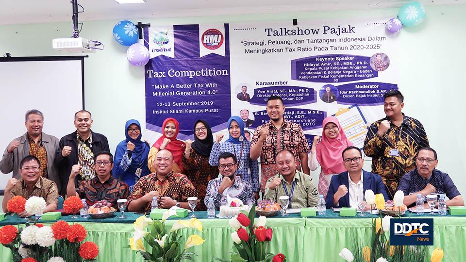 Sesi foto bersama narasumber dengan jajaran pengajar Institut STIAMI usai acara talkshow Strategi, Peluang, dan Tantangan Indonesia dalam Meningkatkan Tax Ratio pada 2020 – 2025’ di Kampus STIAMI, Jumat (13/9/2019).