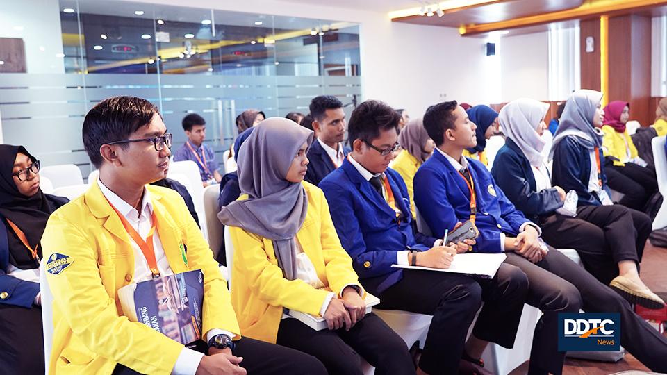 Para peserta menanti pengumuman tim yang berhak maju ke babak final DDTCNews Tax Competition 2019. 