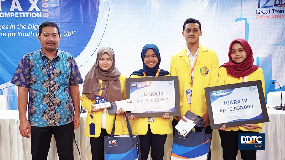Pemimpin Redaksi DDTCNews Bastanul Siregar (kiri) berfoto bersama dengan tim yang meraih juara III dan IV dalam DDTCNews Tax Competition 2019. 