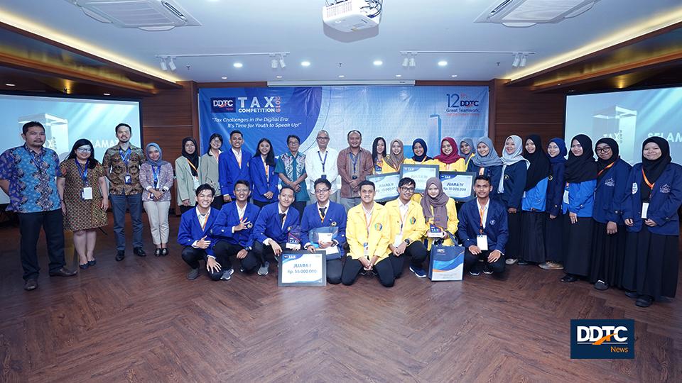 Managing Partner DDTC Darussalam (tengah) berfoto bersama Dewan Juri dan 12 besar DDTCNews Tax Competition 2019. 