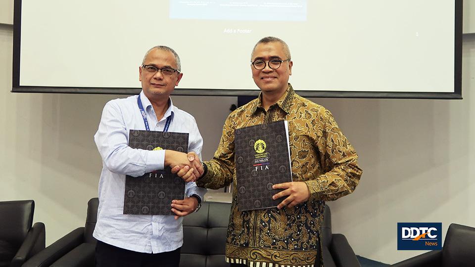 Managing Partner DDTC Darussalam dan Dekan FIA UI Eko Prasojo berfoto bersama setelah menandatangani Pembaruan Perjanjian Kerja Sama (Memorandum of Understanding/MoU) Pendidikan. 