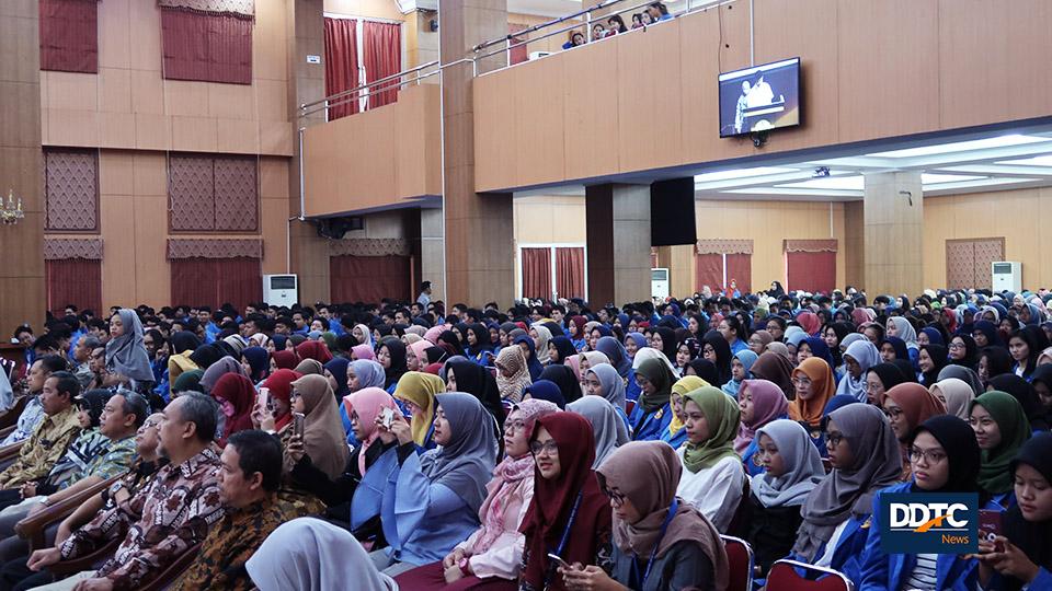 Suasana Seminar Motivasi Menjadi Milenial di Zaman Now bertajuk ‘Muda Berkarya, Muda Bertalenta, Berjaya Di Muda Usia’ yang dihadiri sekitar 2.000 mahasiswa Universitas Pamulang. Seminar diadakan setelah penandatanganan MoU.