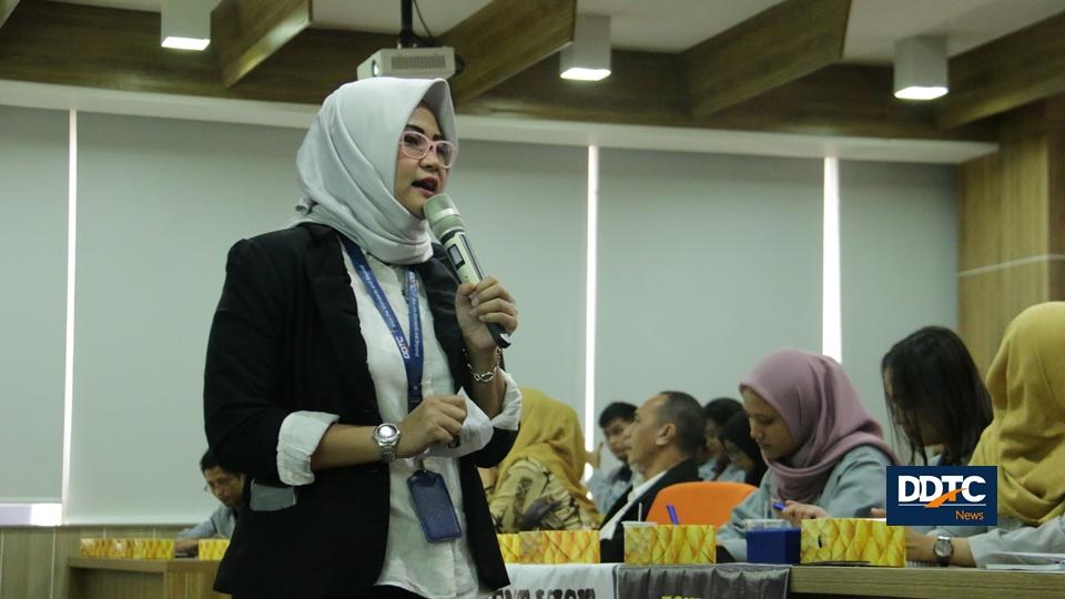 Sesi selanjutnya diisi oleh HRD DDTC Rika Aryani yang menjelaskan tentang company profile DDTC