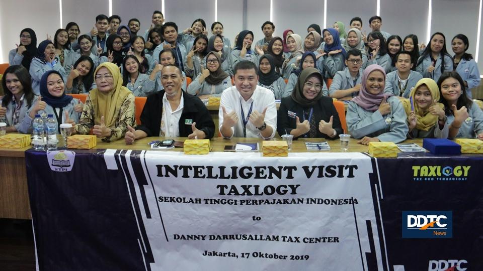 Foto Bersama Partner Transer Pricing DDTC Romi Irawan dengan Specialist Transfer Pricing DDTC Novi Hartanti bersama Dosen dan Mahasiswa Sekolah Tinggi Perpajakan Indonesia (STPI)