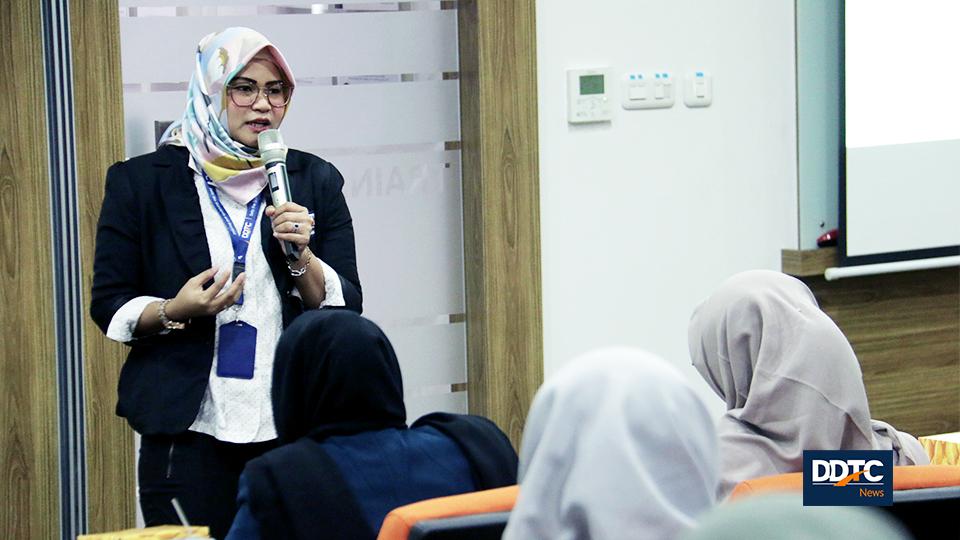 Masuk ke sesi pemaparan materi dibuka oleh HRD DDTC Rika Aryani yang menjelaskan tentang Company Profile DDTC.