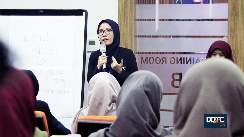 Selanjutnya dilanjutkan dengan sesi testimoni yang disampaikan oleh Specialist Transfer Pricing DDTC Alfiah Ramadhani yang merupakan lulusan FIA UB angkatan 2014. Alfiah menceritakan pengalamannya selama bekerja di DDTC pada divisi Transfer Pricing.