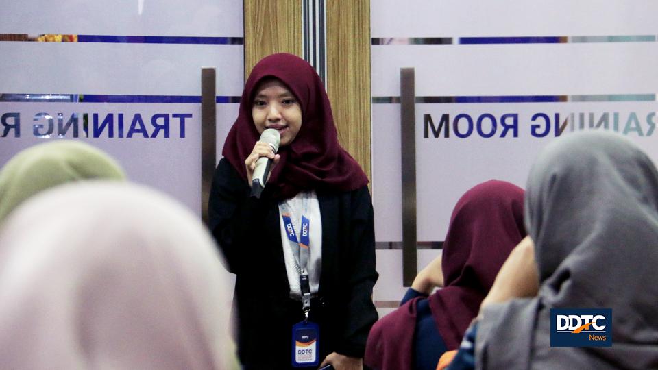 Selain itu, ada pula Nora Galuh Chandra yang juga memberikan testimoni. Nora yang juga berasal dari almamater UB baru saja menyelesaikan masa magangnya dan kini bergabung dengan divisi Tax Law Surveillance DDTC.