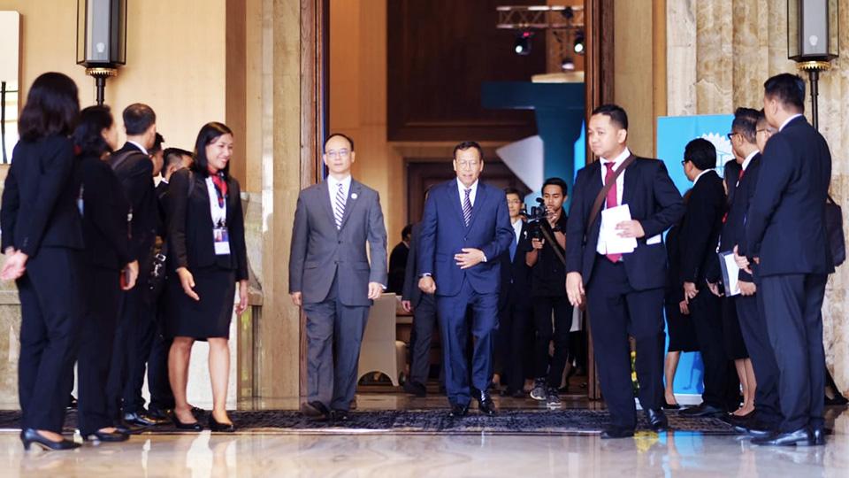 Dirjen Pajak Robert Pakpahan memasuki Ballroom Hotel Tentrem yang menjadi tempat berlangsungnya rapat tahunan ke-49 Study Group on Asian Tax Administration and Research (SGATAR). (foto: DJP)