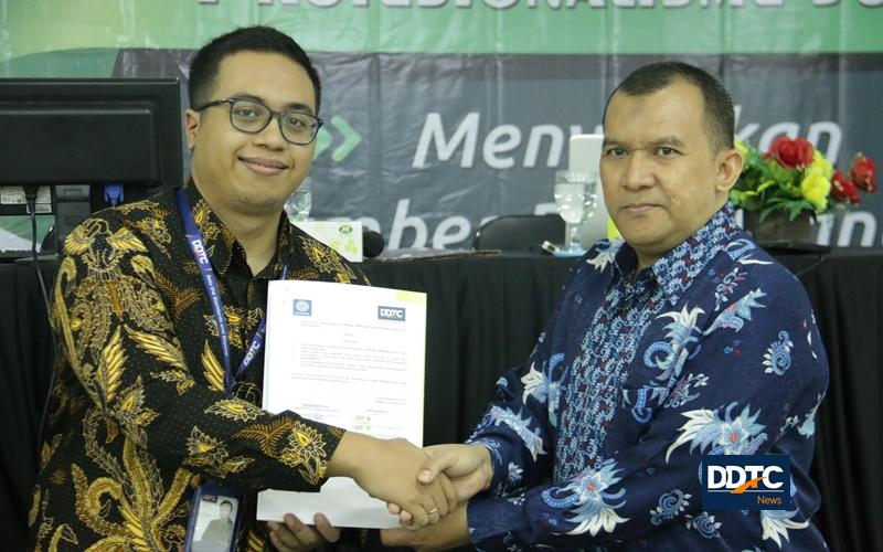 Sesi selanjutnya adalah pertukaran MoU secara simbolis yang diwakilkan oleh Fiscal Economist DDTC Denny Vissaro dan  Wakil Rektor Suharyanto