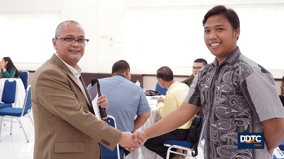 Salah satu peserta yang mampu menjawab pertanyaan dan mendapatkan doorprize