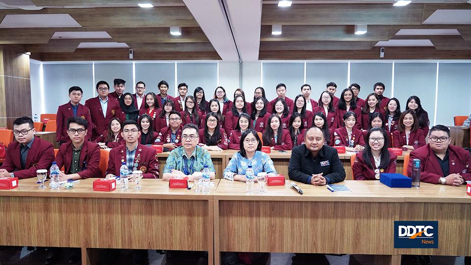 Senior Partner DDTC Danny Septriadi, Partner Tax Research and Training Services DDTC B. Bawono Kristiaji, dan dosen Untar Henny Wirianata berfoto bersama para mahasiswa. 