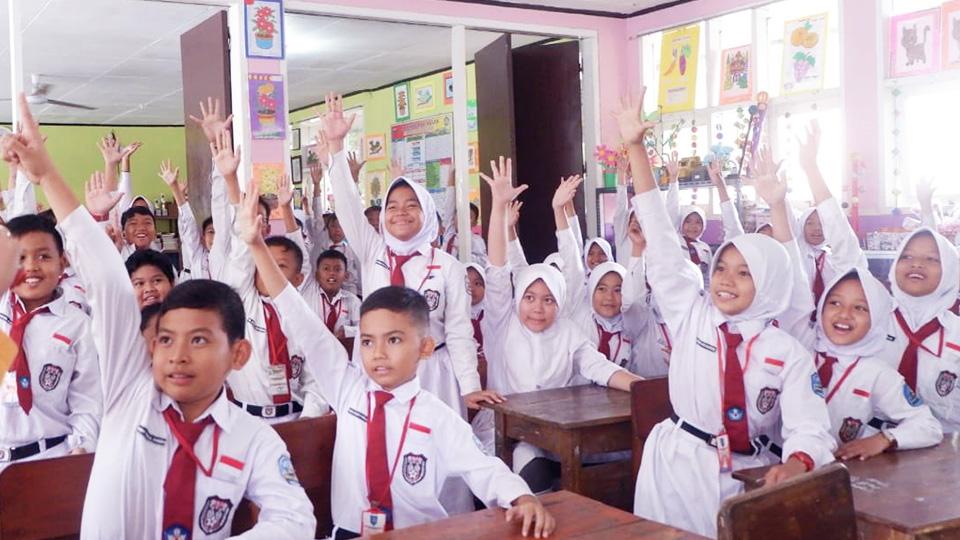 Para siswa SDN Pandeglang 3 antusias mengikuti kegiatan Pajak Bertutur 2019 yang diadakan KPP Pratama Pandeglang. KPP itu menggelar kegiatan di 3 lokasi, yaitu SDN Pandeglang 3, SMPN 1 Pandeglang, dan SMAN Cahaya Madani Banten Boarding School. (foto: Twitter @KPPPandeglang)