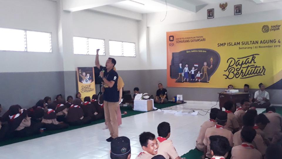 Suasana Pajak Bertutur 2019 di SMP Islam Sultan Agung 4 yang diselenggarakan KPP Pratama Semarang Gayamsari. (foto: Twitter @kppsmggayamsari)