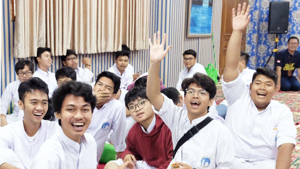 Para siswa antusias mengikuti Pajak Bertutur 2019 yang diadakan oleh KPP Pratama Bekasi Selatan. KPP ini menggelar kegiatan di lokasi, yaitu SD Islam Al-Azhar 9, SMP Marsudirini Bekasi, dan SMA Islam Al-Azhar 4. (foto: Twitter @kppbekasela)