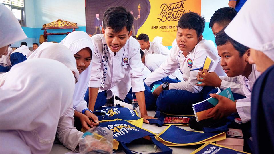 Antusias para siswa SMP Negeri 2 Subang berdiskusi dalam Pajak Bertutur 2019 yang diadakan oleh KPP Pratama Subang. (foto: Twitter @KppSubang)