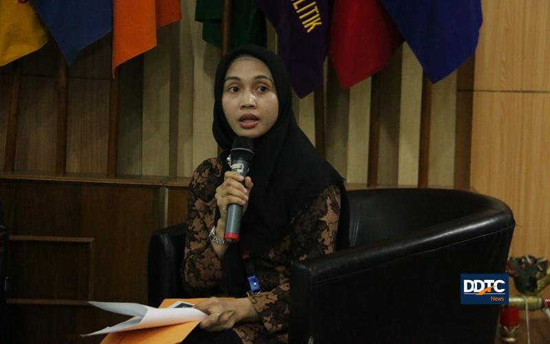 Beralih ke acara selanjutnya yaitu sesi pemaparan materi yang dibuka oleh Dosen FEB UPNVJ Dianwicaksih Arieftiara selaku Moderator.