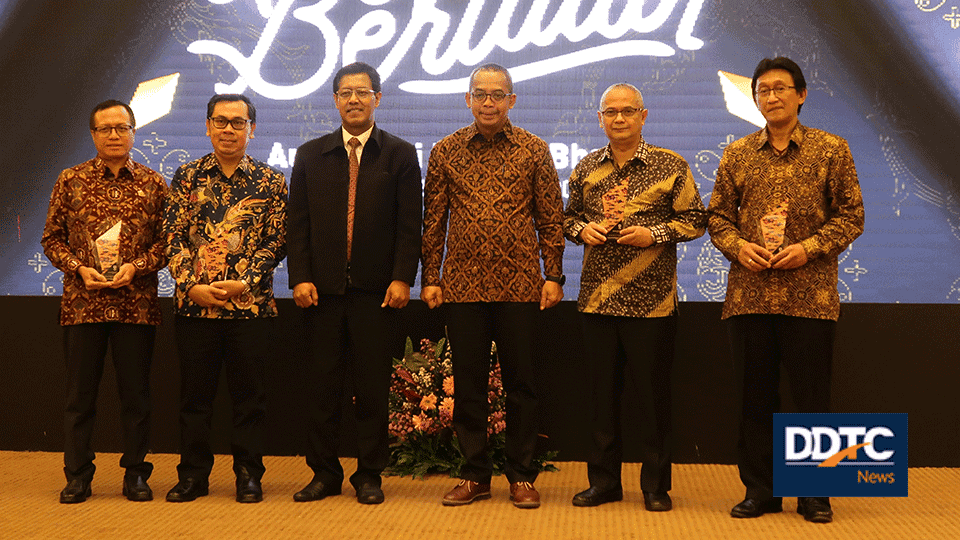 Managing Partner DDTC Darussalam (kedua dari kanan) memperoleh penghargaan untuk kategori Tokoh Edukatif Program Inklusi Kesadaran Pajak bersama dengan I Nyoman Widia, Yustinus Prastowo dan Rida Handanu.