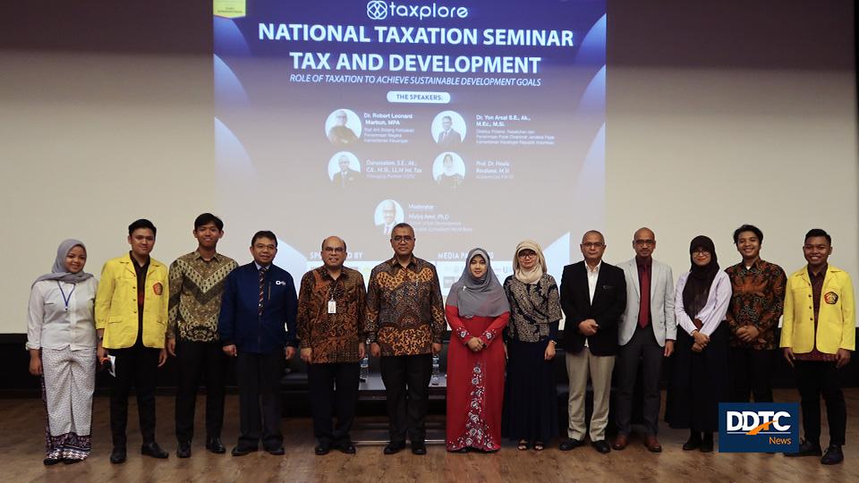 Sesi foto bersama Dekan FIA UI dengan seluruh narasumber dan panitia TAXPLORE 2019.