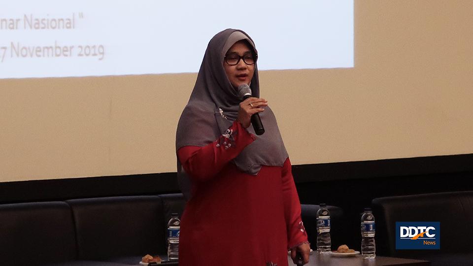 Akademisi FIA UI Haula Rosdiana menyampaikan materi dalam diskusi panel.