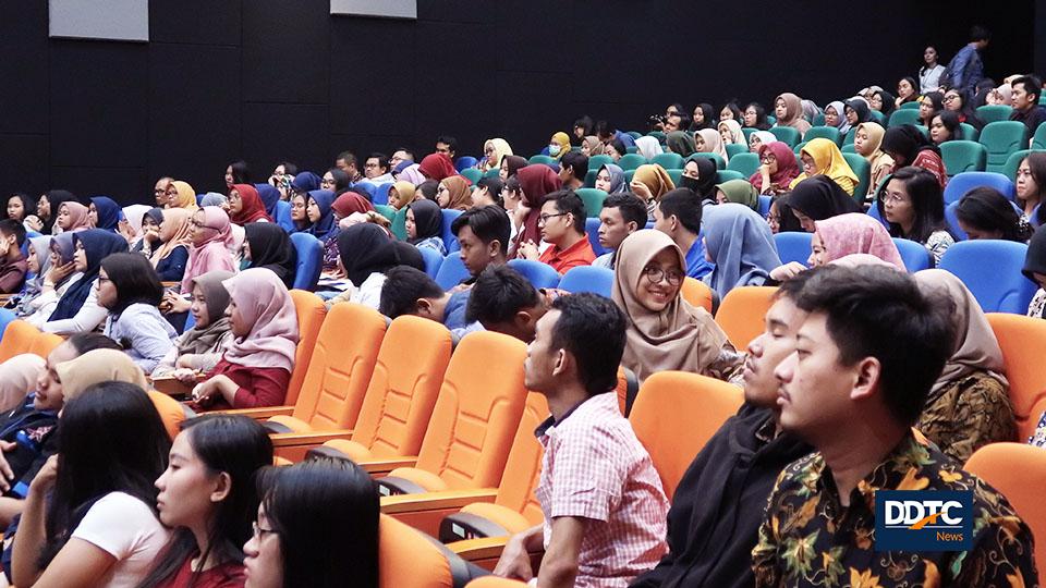 Para mahasiswa peserta seminar nasional. 