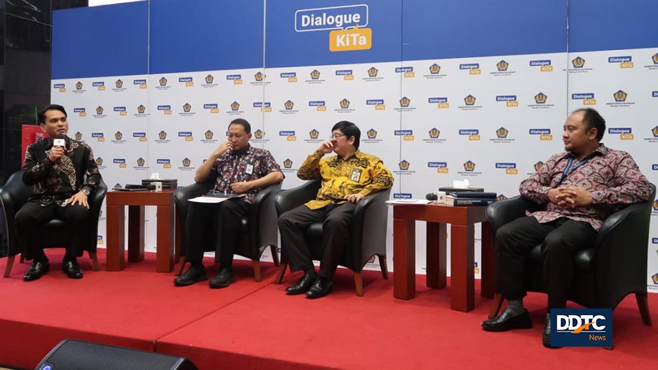 Staf Ahli Menkeu Bidang Pengawasan Perpajakan sekaligus Plt. Kepala Biro Komunikasi dan Layanan Informasi Kemenkeu Nufransa Wira Sakti (kiri) membuka Dialogue KiTa bertajuk ‘Peningkatan Investasi melalui P3B’, Jumat (7/2/2020).