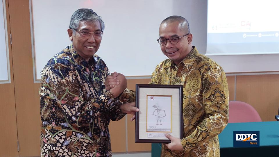 Ketua DPN IAI Mardiasmo memberikan cinderamata kepada Dirjen Pajak Suryo Utomo dalam acara IAI KAPj Goes to Campus di Universitas Indonesia (UI) Salemba, Jakarta, Rabu (12/2/2020).