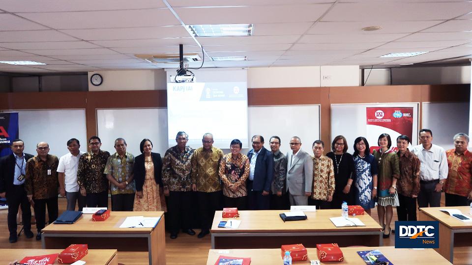 Sesi foto bersama seluruh narasumber acara IAI KAPj Goes to Campus bertajuk 'Economic and Taxation Challenges and Outlook 2020' bersama Dirjen Pajak Suryo Utomo di Universitas Indonesia (UI) Salemba, Jakarta, Rabu (12/2/2020).
