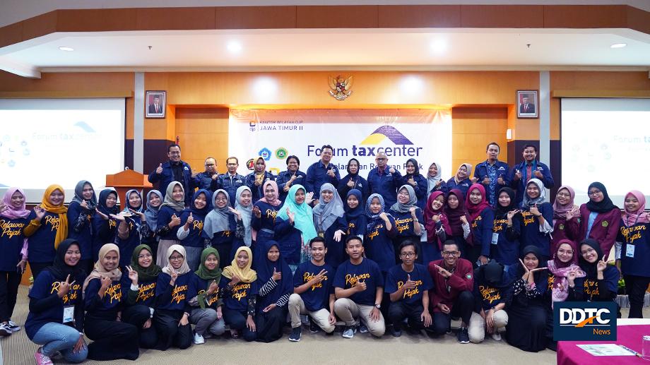 Foto bersama dengan relawan pajak yang hadir di acara "Forum Tax Center" Sidoarjo, Selasa 18/02/2020.