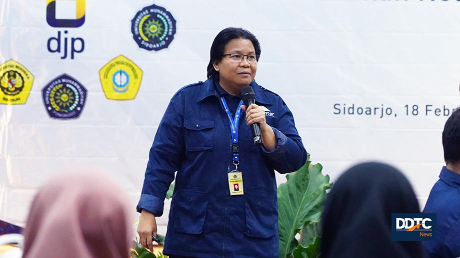 Kepala Bidang P2Humas Nyoman Ayu Ningsih menyampaikan materi di acara "Forum Tax Center" Sidoarjo, Selasa 18/02/2020.