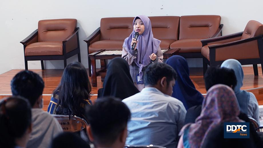 Tax Law Surveillant DDTC Nora Galuh Candra menyampaikan testimoni selama menjadi pegawai magang di DDTC.