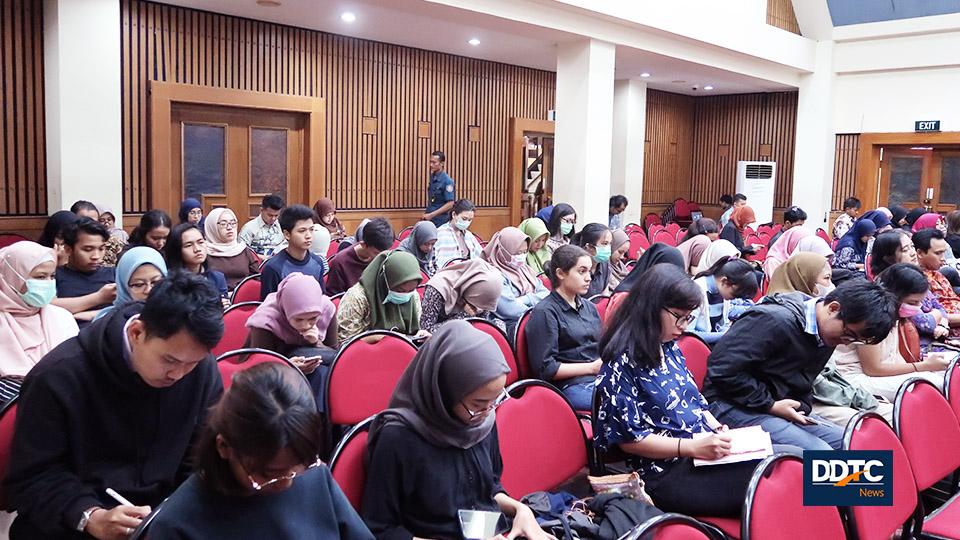 Para peserta acara bedah tiga buku di Auditorium Juwono Sudarsono, Kampus Fisip UI Depok. 