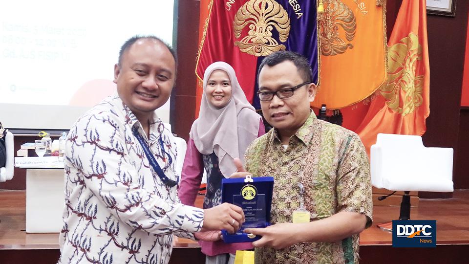 Tenaga pengajar FIA UI Muhammad Aziz Muslim memberikan plakat kepada Partner Tax Research & Training Services DDTC B. Bawono Kristiaji.