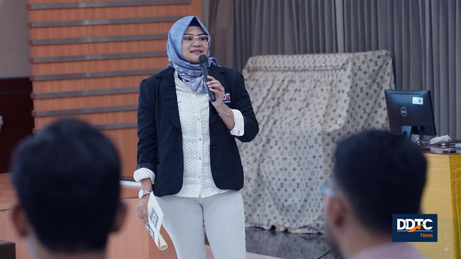 HR DDTC Rika Aryani menjelaskan benefit dan profile DDTC kepada para peserta Oprec.