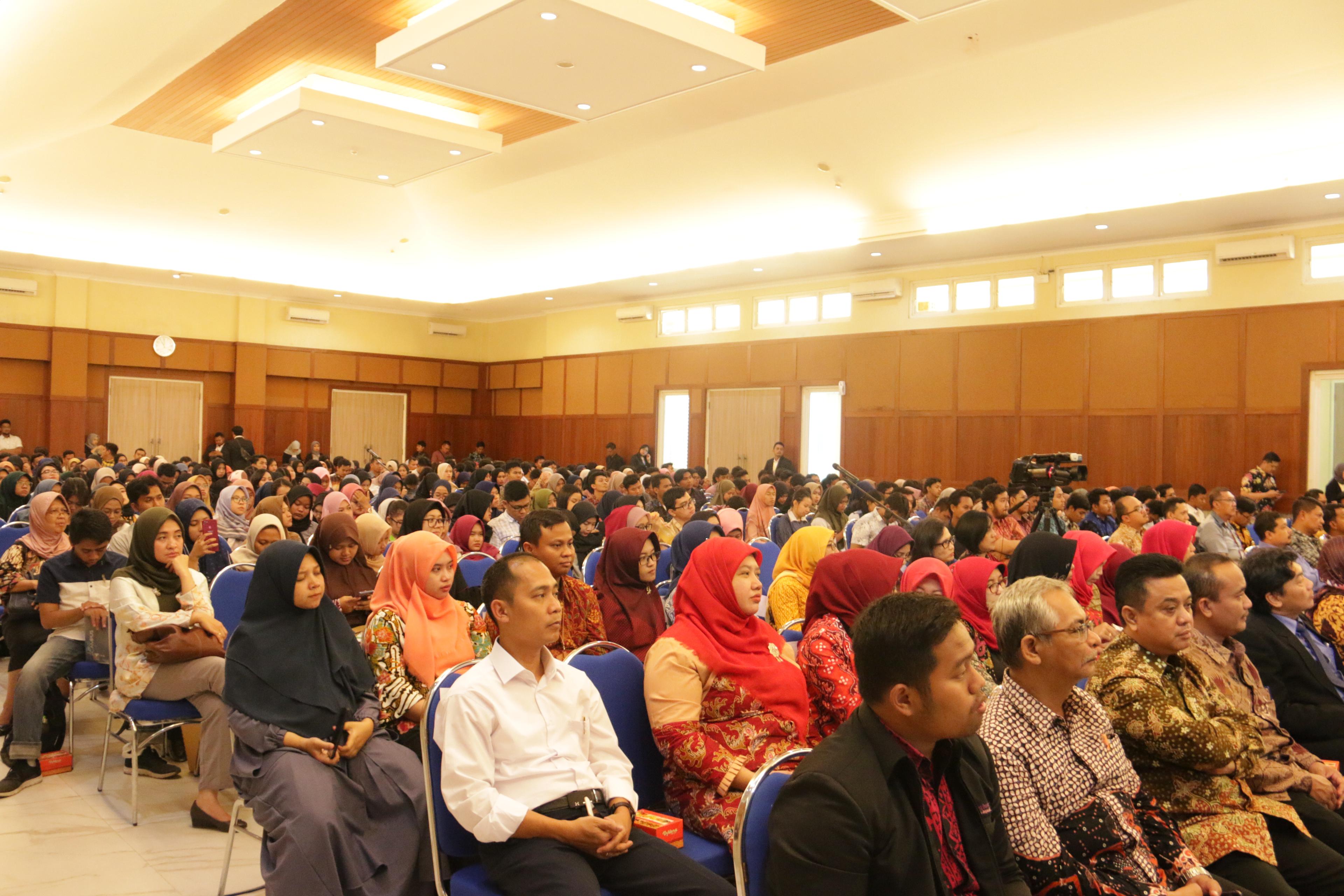 Suasana acara kuliah umum terlihat padat karena dihadiri hampir 500 orang.