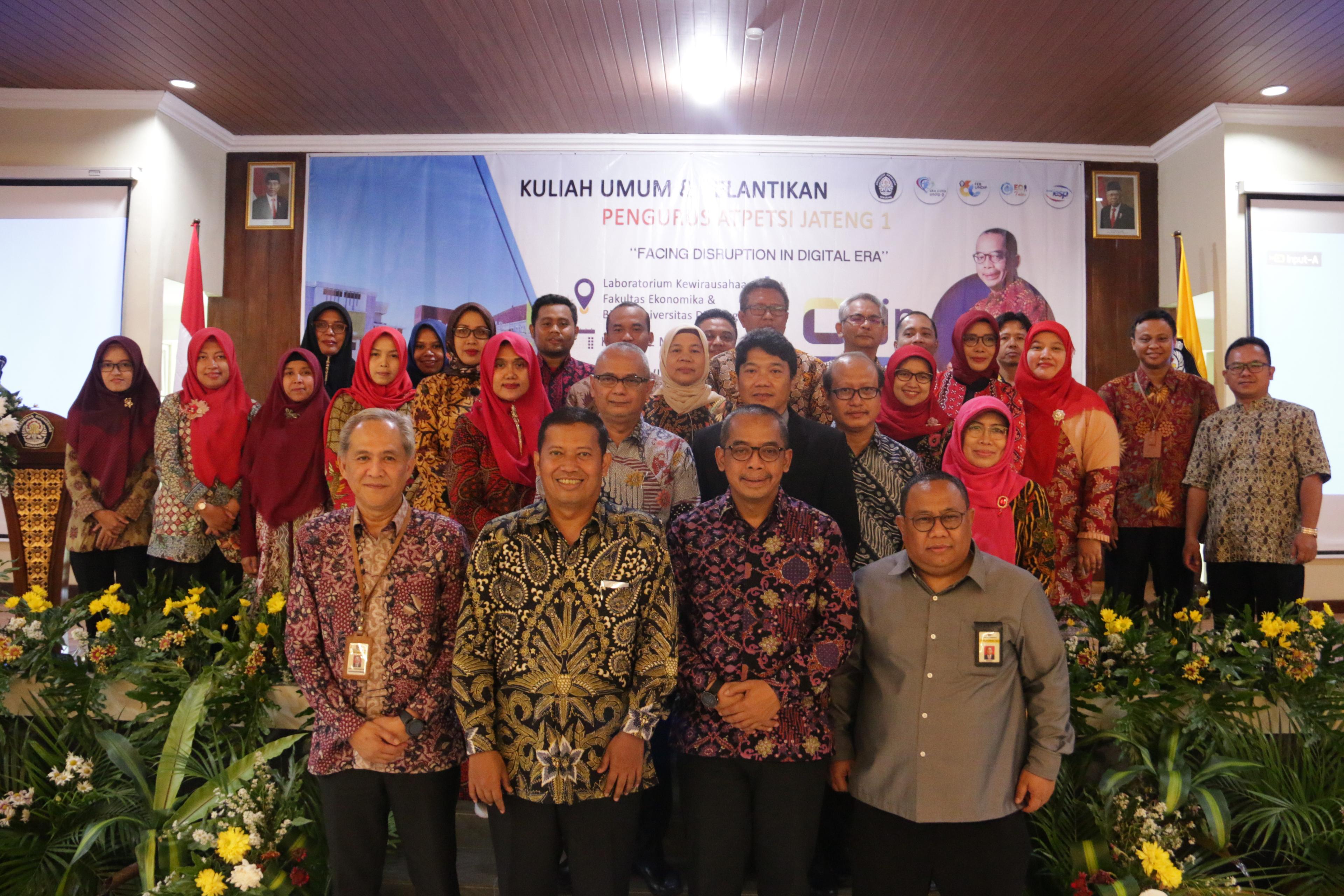 Foto bersama Dirjen Pajak, Ketua Atpetsi, Ketua DPW Atpetsi Jawa Tengah I, dan para pengurusnya.