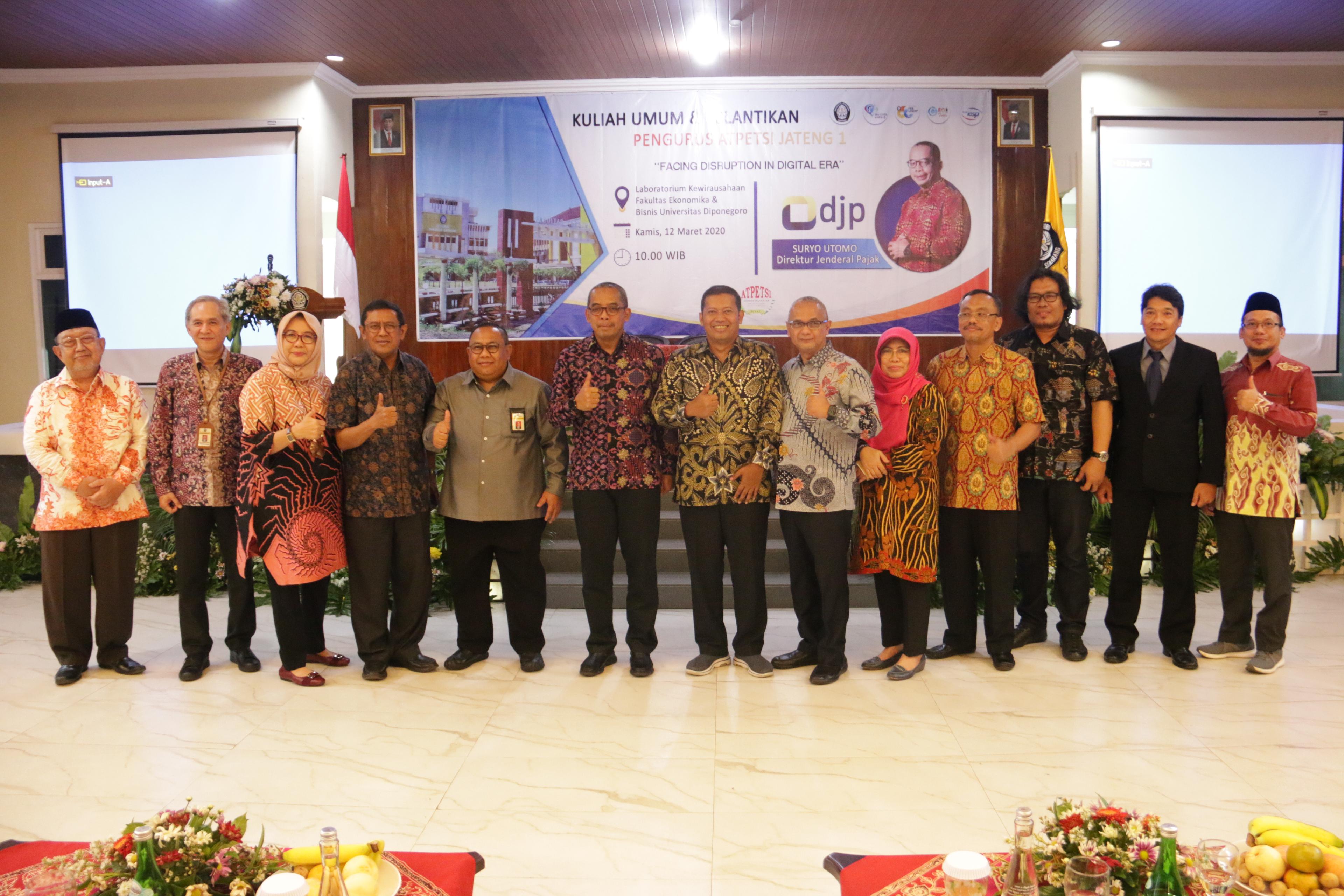 Foto bersama Dirjen Pajak, Ketua Atpetsi dan Pejabat Kampus beserta para tamu undangan.