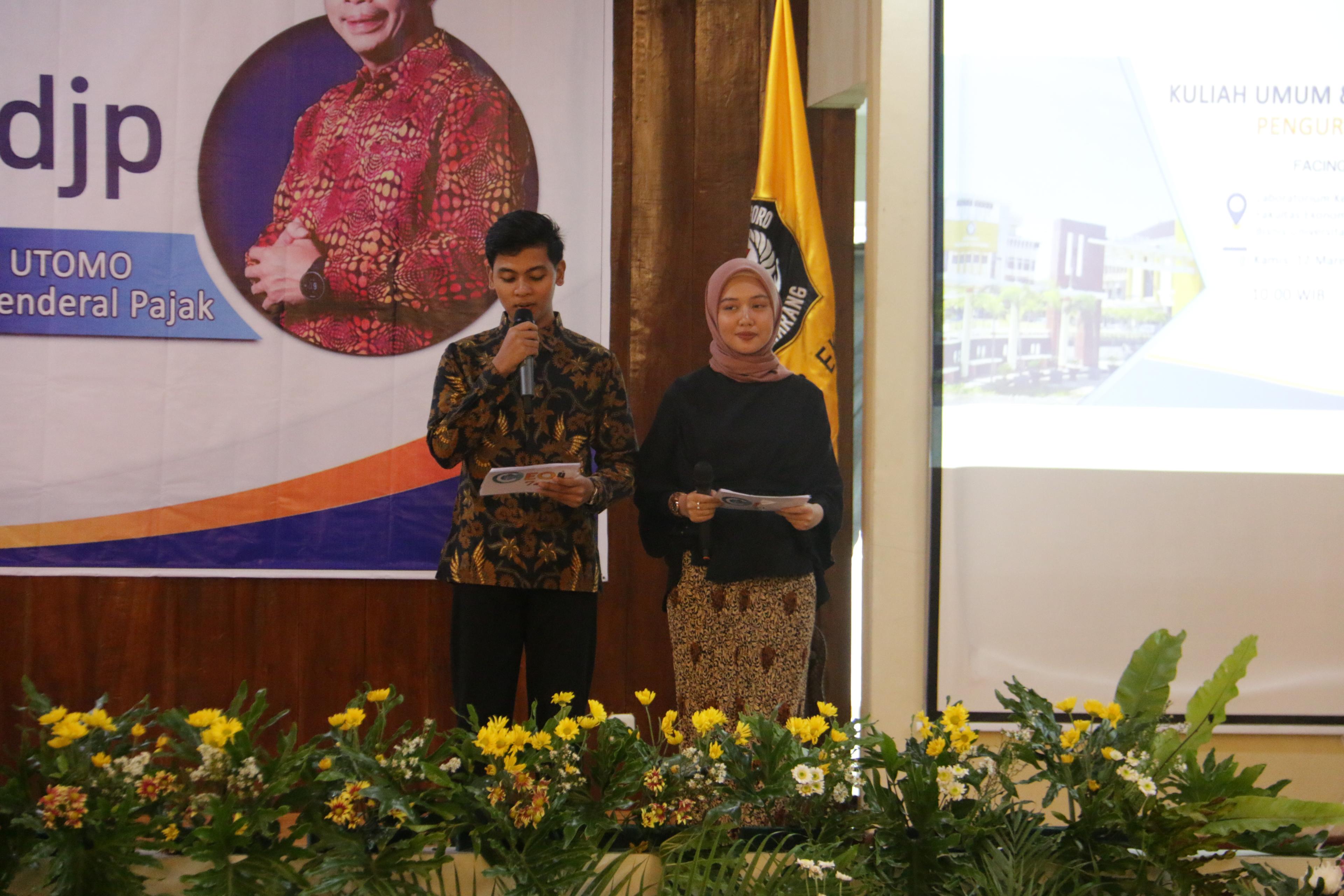 Fakultas Ekonomika dan Bisnis Universitas Diponegoro mengadakan kuliah umum bersama Dirjen Pajak dan pelantikan pengurus Atpetsi Jateng I pada Kamis, (12/3/2020). Acara dibuka oleh MC.