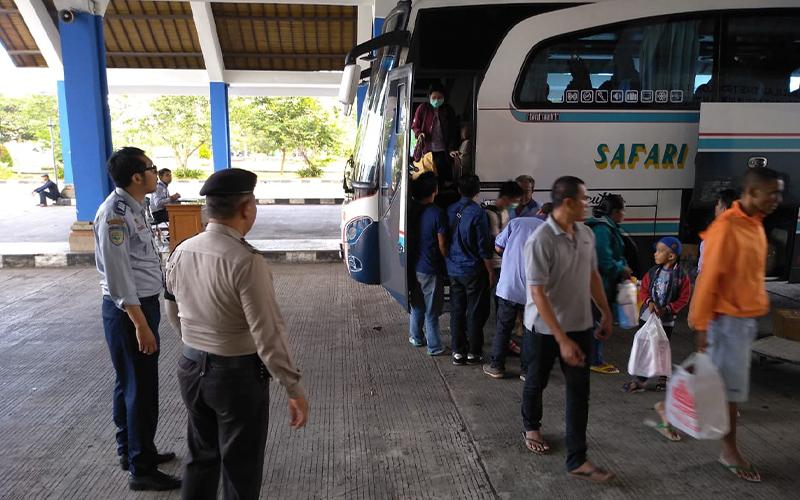 Cegah Pekerja Informal Mudik, Jokowi Minta Penyaluran BLT Dipercepat