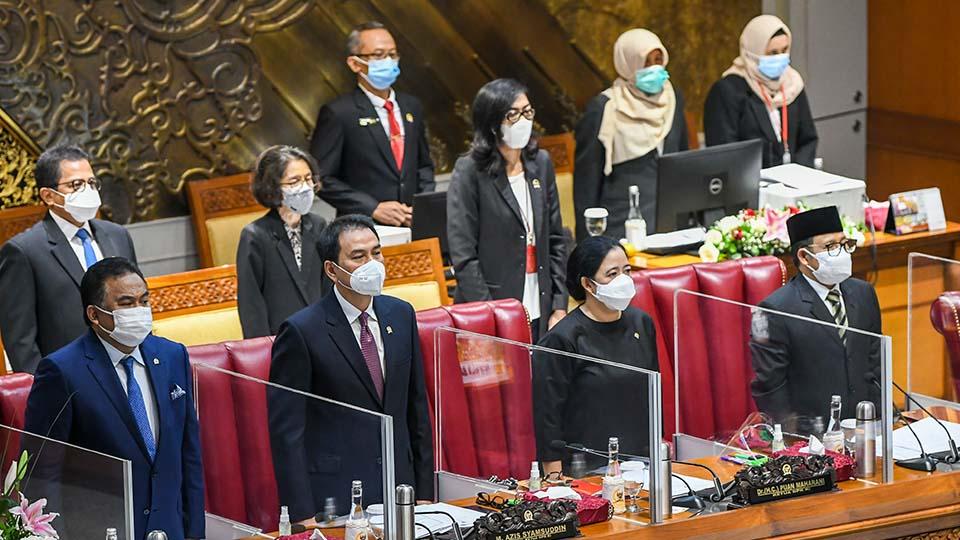 Ketua DPR Puan Maharani (kedua kanan), Wakil Ketua DPR Rachmat Gobel (kiri), Azis Syamsuddin (kedua kiri), Muhaimin Iskandar (kanan) memimpin Rapat Paripurna DPR RI di Kompleks Parlemen, Jakarta, Selasa (24/8/2021). ANTARA FOTO/Galih Pradipta/foc.