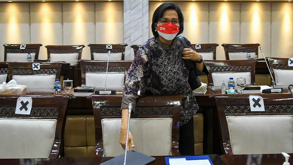 Menteri Keuangan Sri Mulyani Indrawati bersiap mengikuti rapat kerja di Kompleks Parlemen, Senayan, Jakarta, Senin (20/9/2021). Rapat kerja tersebut beragendakan penyerahan Daftar Investarisasi Masalah (DIM) RUU tentang Hubungan Keuangan antara Pemerintah Pusat dan Pemerintah Daerah (HKPD). ANTARA FOTO/Galih Pradipta/aww.