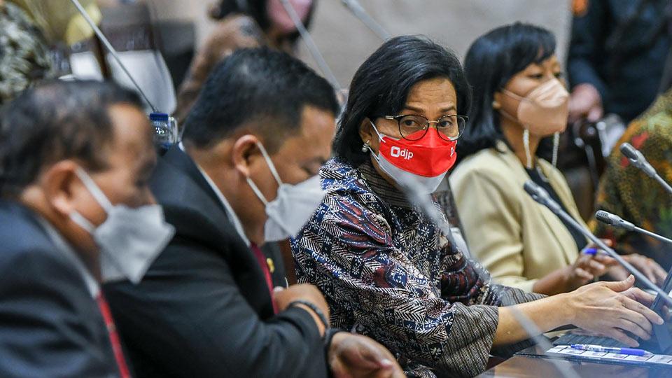 Menteri Keuangan Sri Mulyani Indrawati (tengah) bersama Ketua Komite IV DPD RI Sukiryanto (kedua kiri) dan Wakil Ketua Komite IV Novita Anakotta (kanan) mengikuti rapat kerja di Kompleks Parlemen, Senayan, Jakarta, Senin (20/9/2021). ANTARA FOTO/Galih Pradipta/aww.